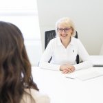 Ärztin in der Sprechstunde - Praxis Fotos